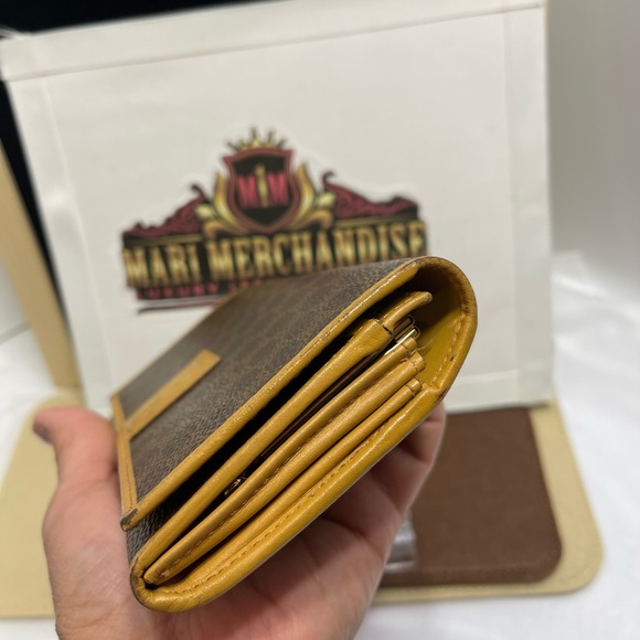 Celine Triomphe Long Wallet.Pre loved. - Picture 4 of 7